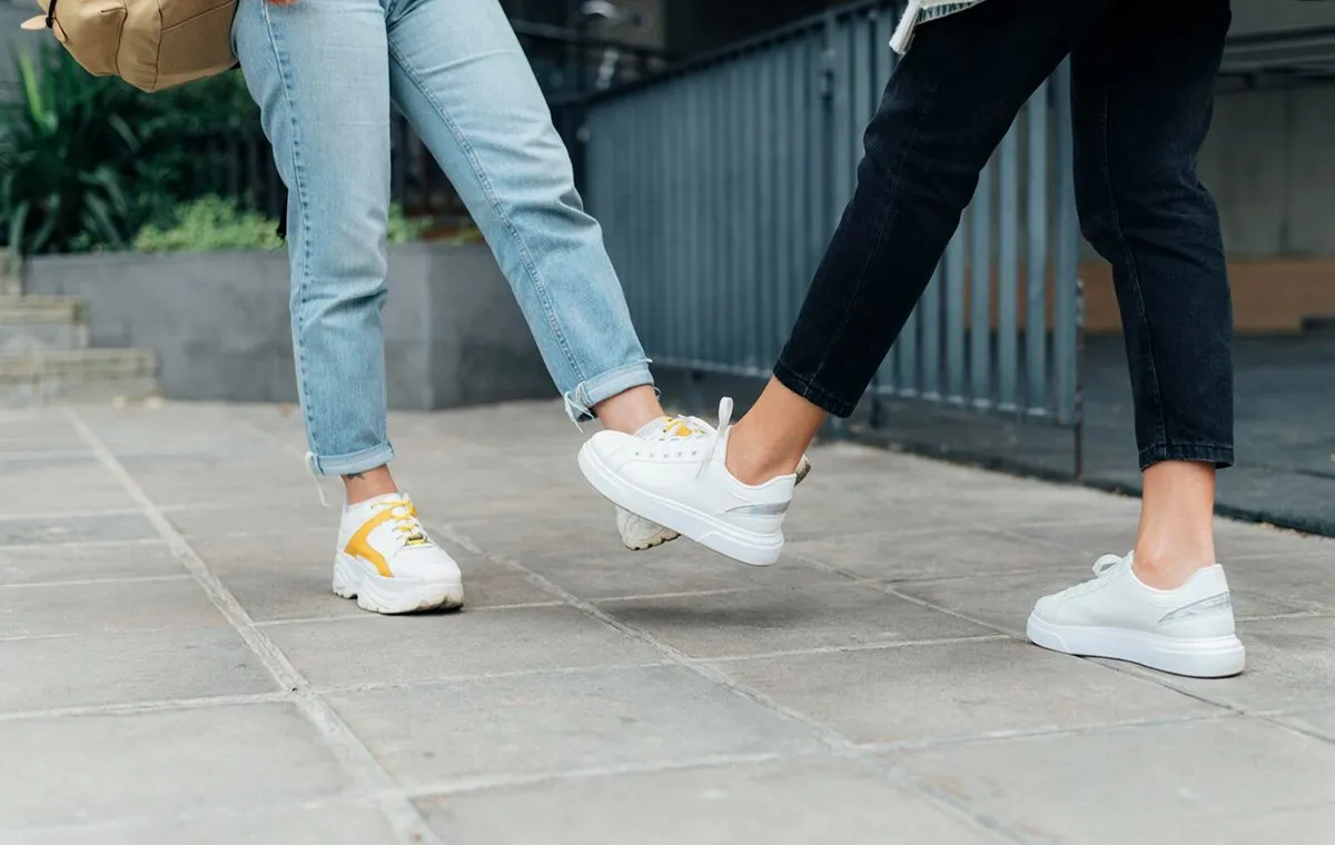 کفش‌های کتانی سفید 