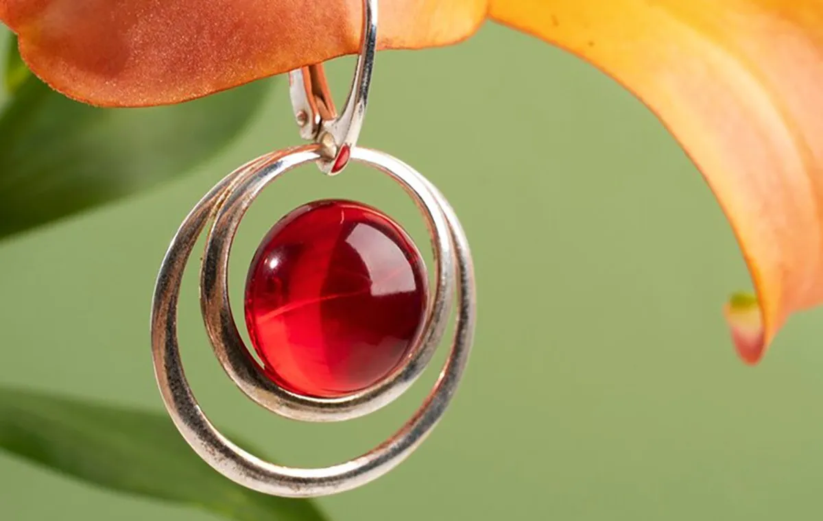 گوشواره‌ای حلقه‌‌ای با نگین قرمز