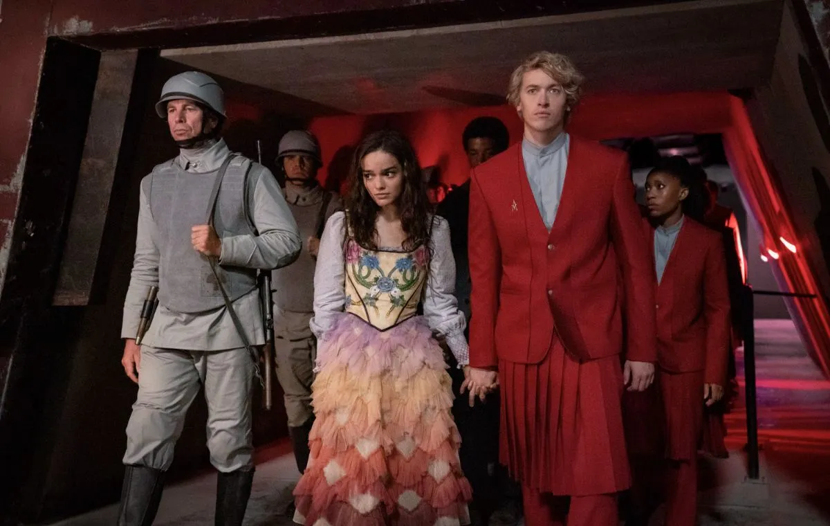 تیم بلیث و یچل زگلر در فیلم بازی‌های گرسنگی تصنیف پرندگان آوازخوان و مارها