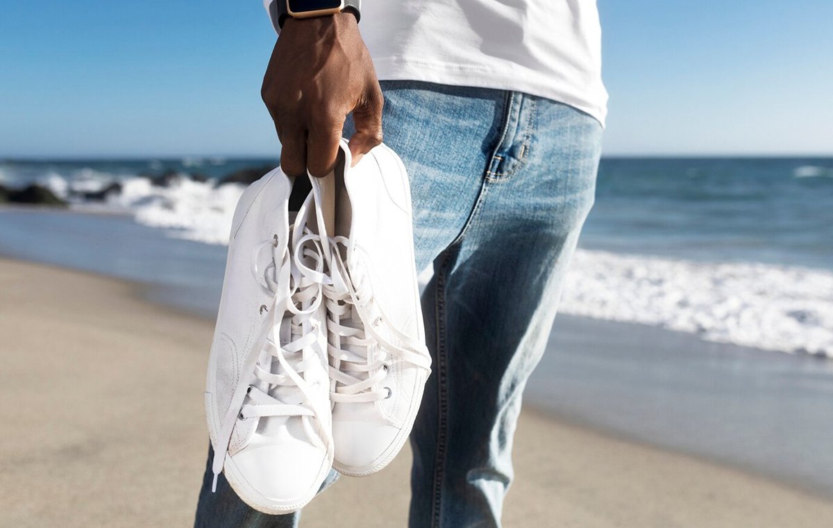 کفش کتانی سفید مناسب پیاده‌روی ساحلی 