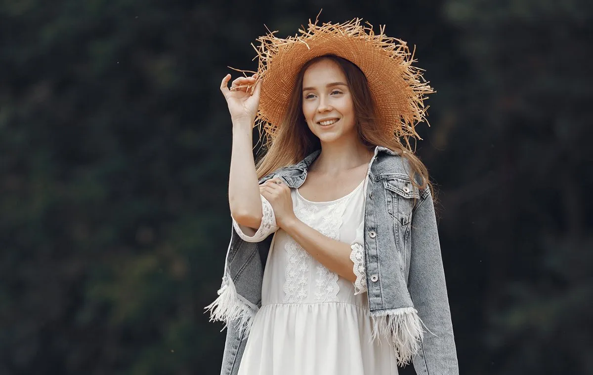 دختر جوانی با کلاه حصیری و استایل بوهو