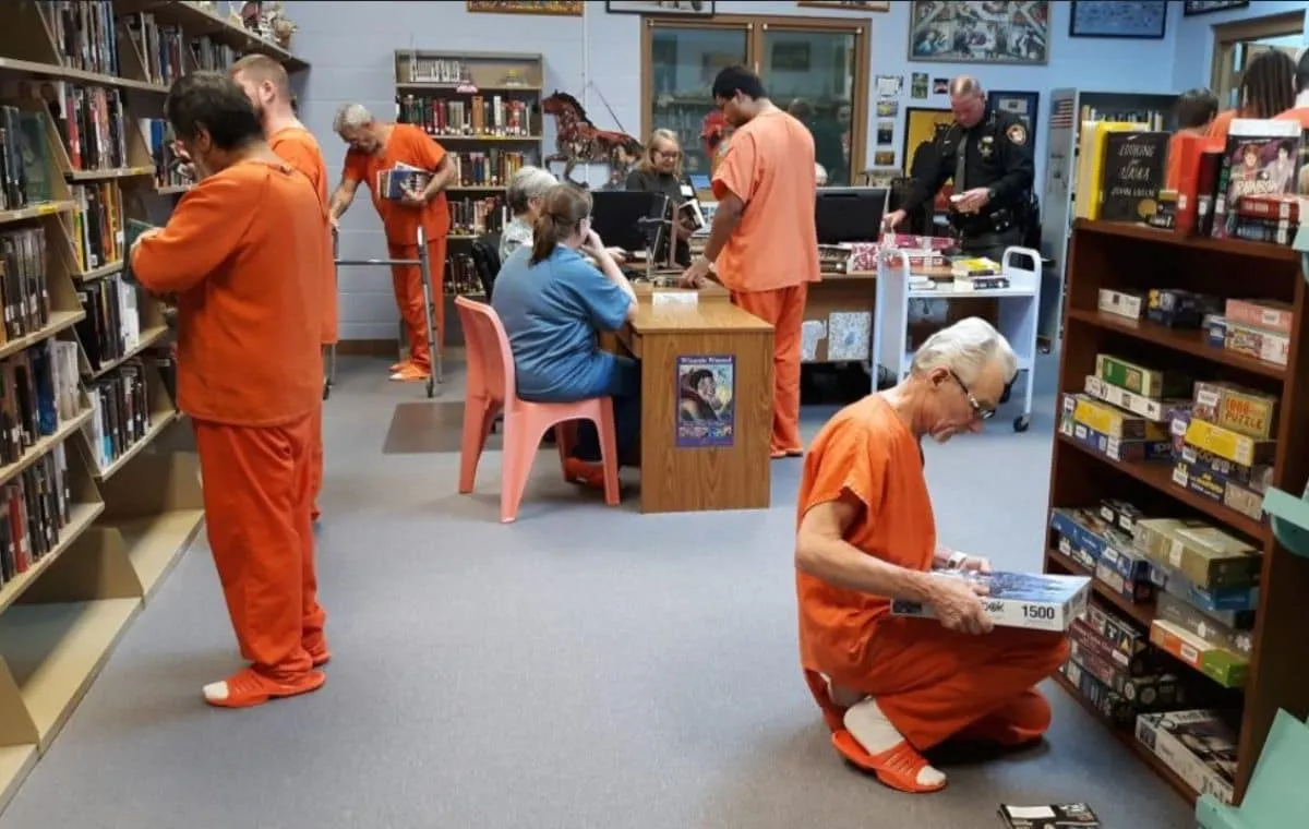 ممنوعیت کتاب در زندان