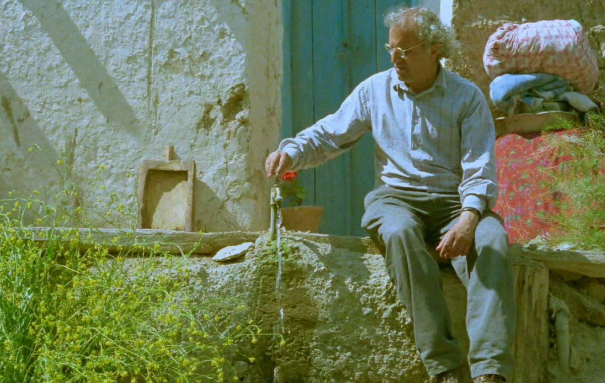 عباس کیارستمی در این فیلم به زندگی مردم زلزله‌زده‌ی طارم و رودبار پرداخته است، فیلم‌‌های درباره زلزله
