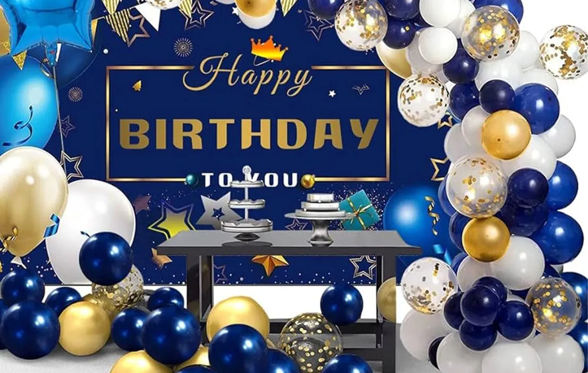 تم تولد بادکنکی آبی و سفید و طلایی در خانه