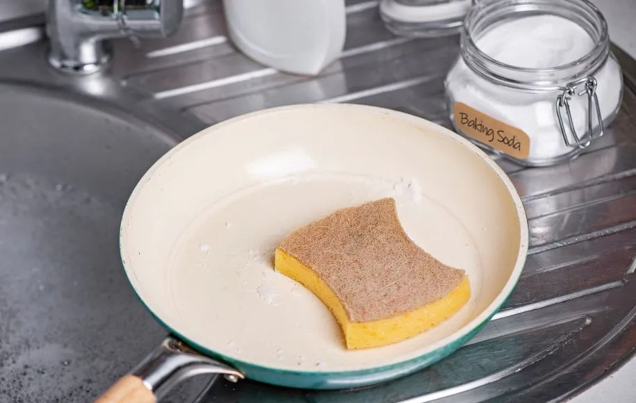 تمیز کردن تابههای کثیف