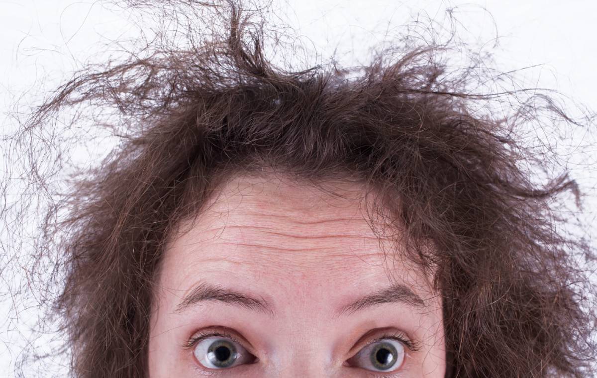 علت وز شدن موها چیست؟ 