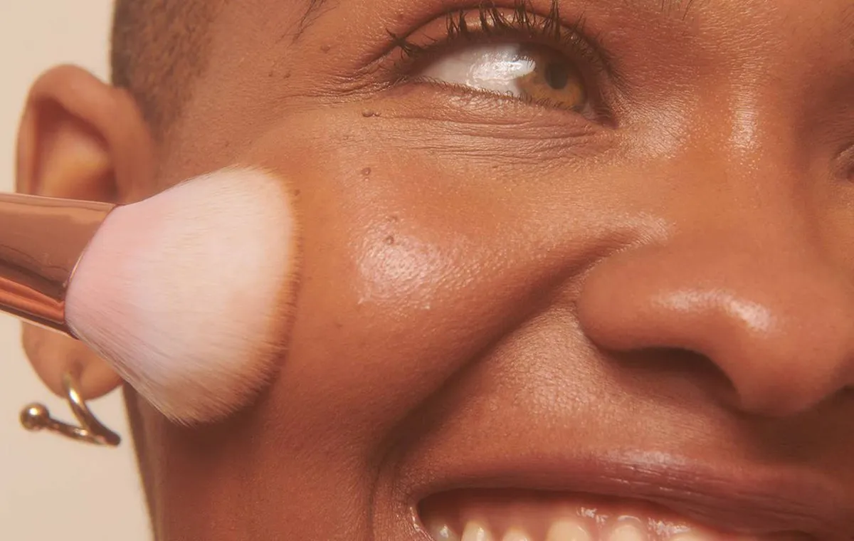 زنی در حال میکاپ