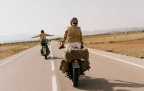 دو موتور سوار با استایل سافاری