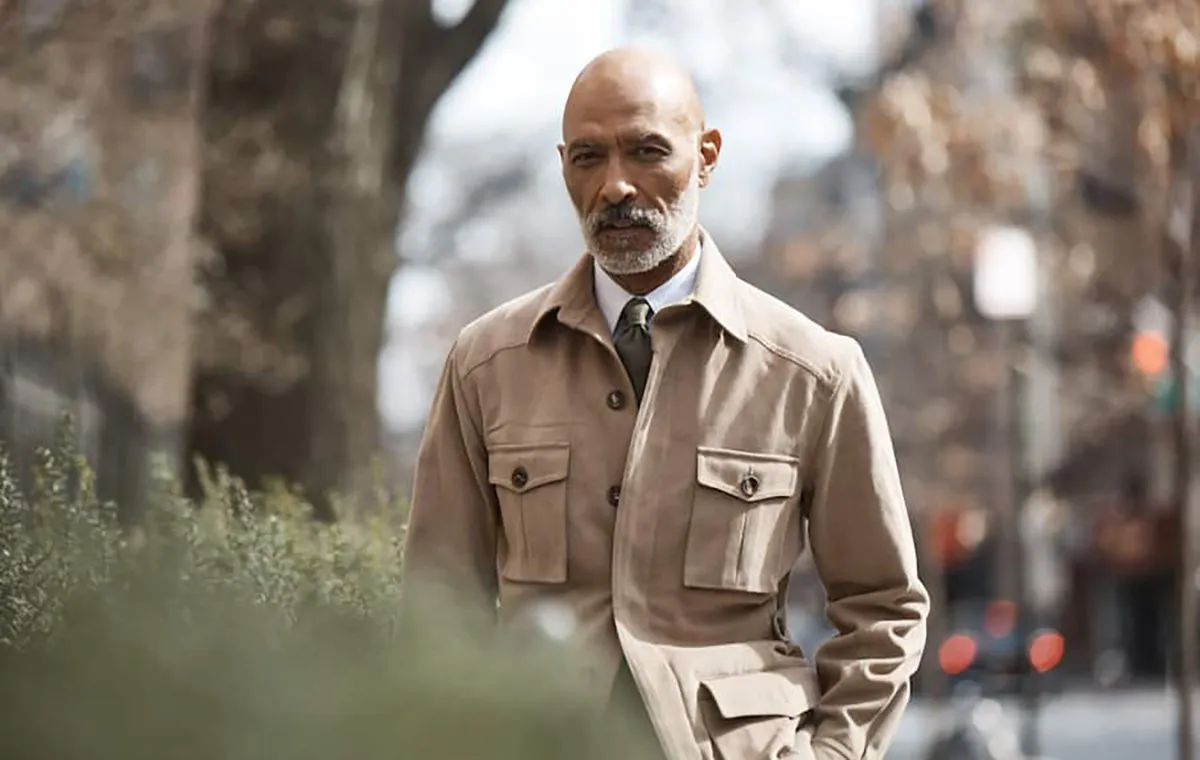 مردی آفریقایی‌تبار با کت سافاری