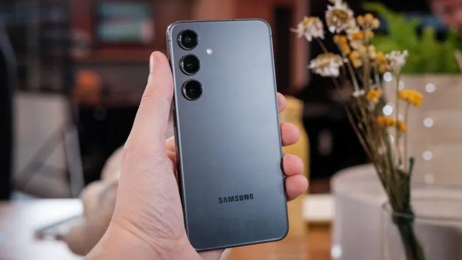 Samsung Galaxy S24 grey colorway in hand 768w 432h.jpg 2