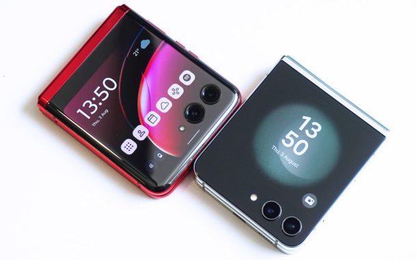 Samsung Z Flip vs Motorola Razer 40 Ultra Back Display