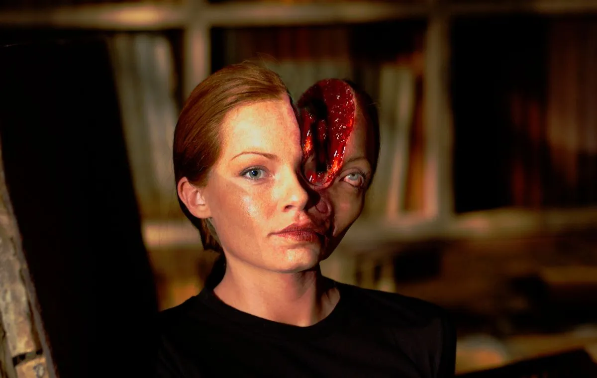 تصویری از تنها در تاریکی