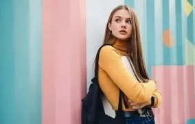 دختر جوانی در استایل اسپرت