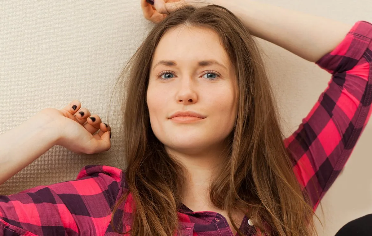 زن جوانی با لباس چهارخانه