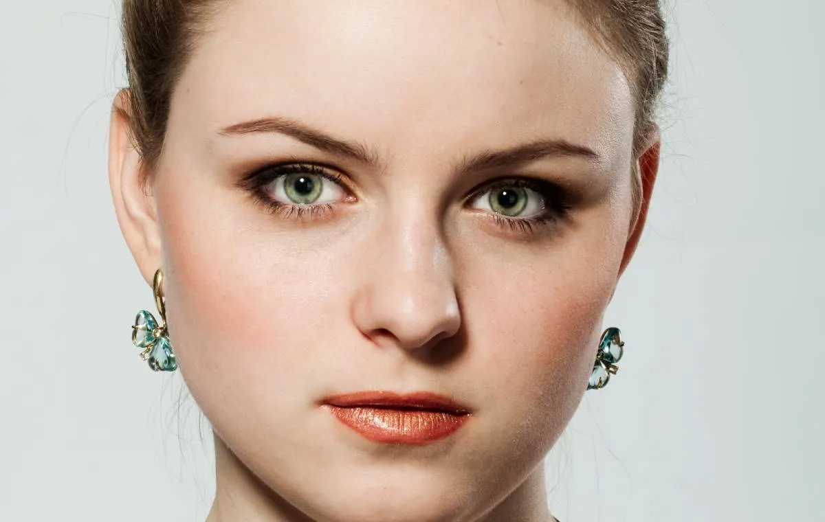 زنی با موی کوتاه و گوشواره