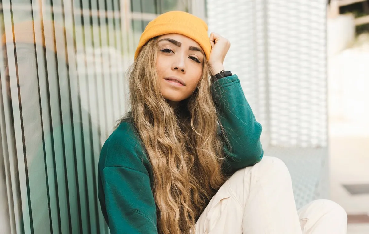 دختری در استایل اسپرت با کلاه زرد