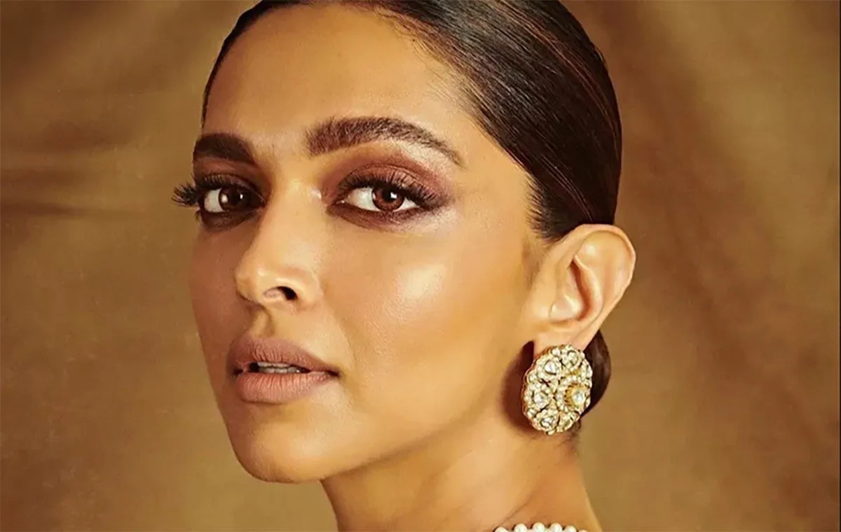 زنی با پوست سبزه و آرایشی مناسب این رنگ پوست