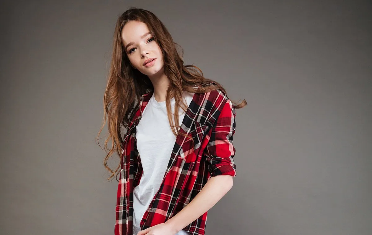 دختری با پیراهن چهارخونه قرمز و مشکی