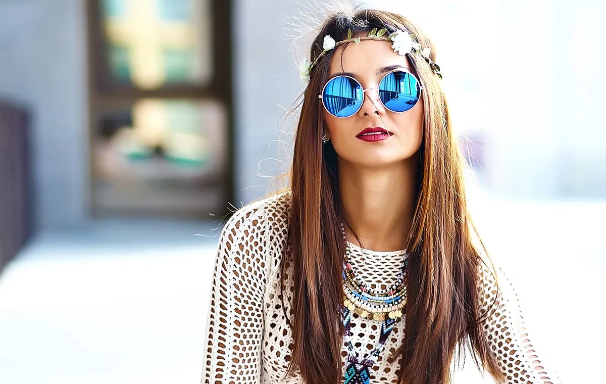 دختر جوانی با عینک رنگی