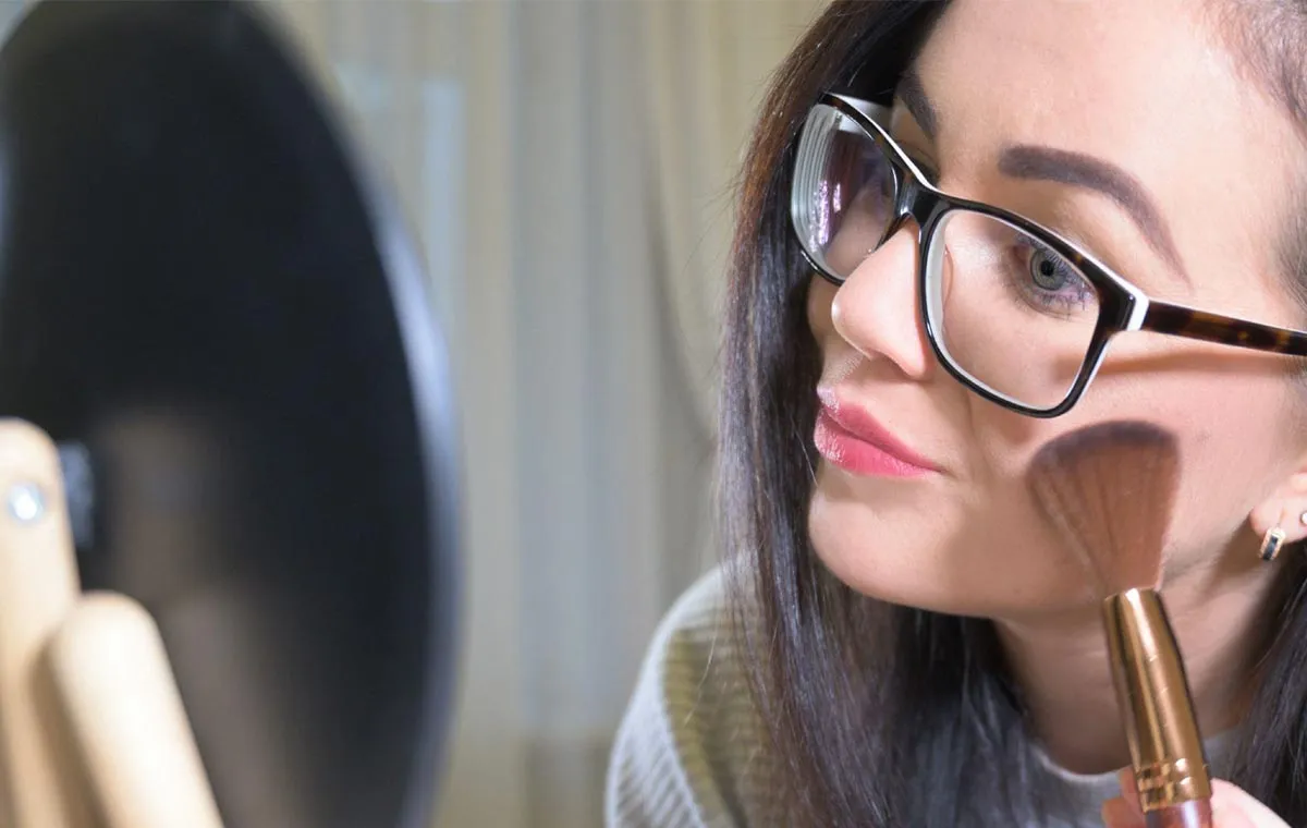 استفاده از ابزار مناسب در انجام آرایش برای عینکی‌ها 