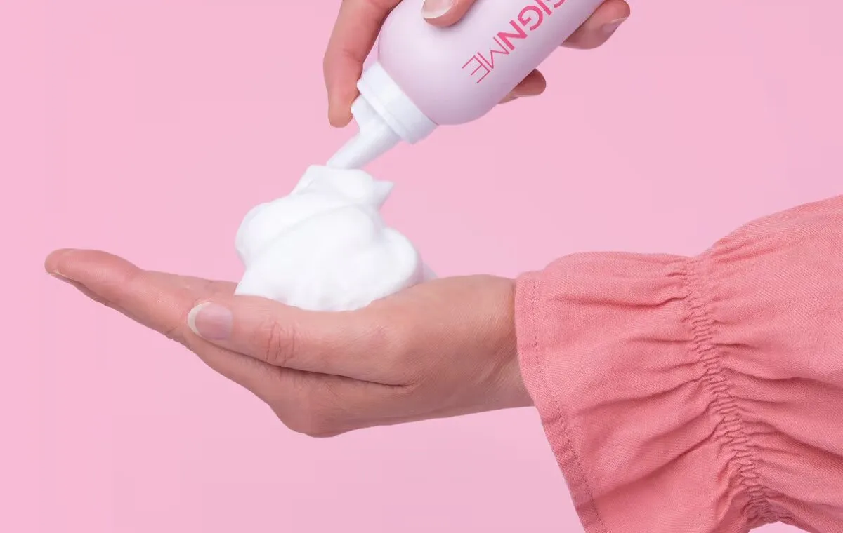 تصویر دست یک زن که موس مو را رو کف دست خود میریزد