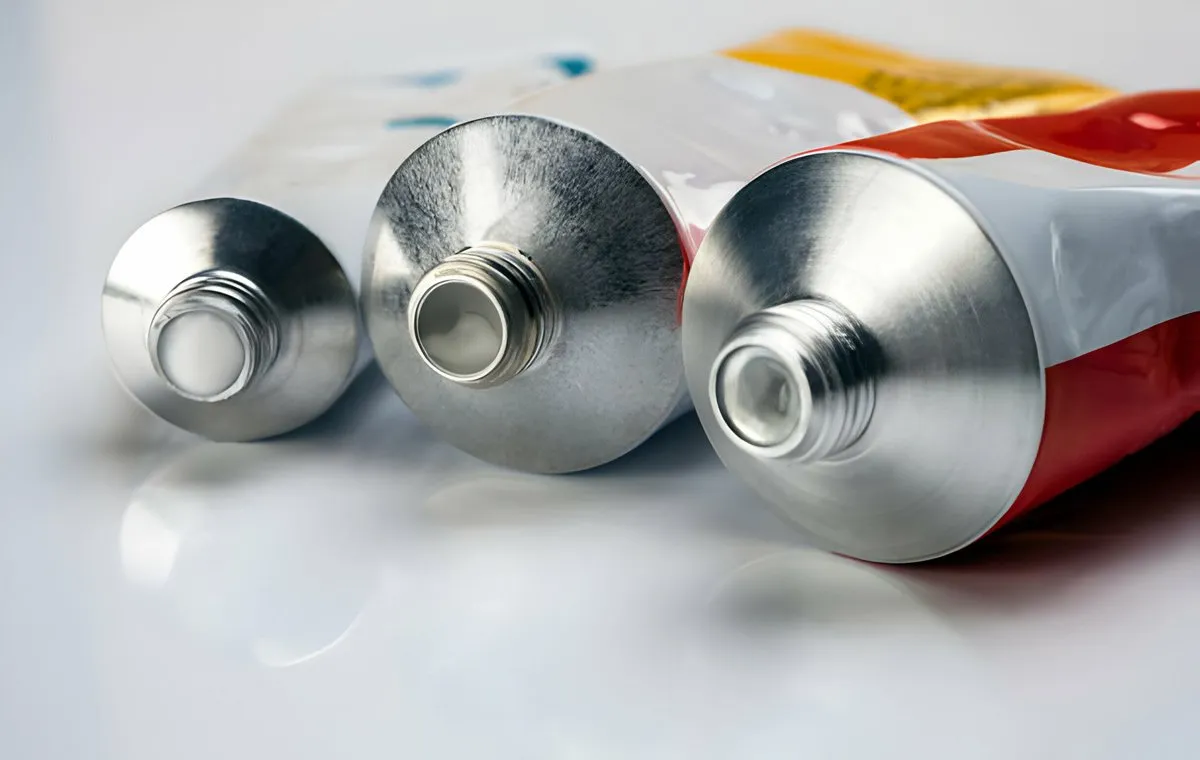 سه عدد پماد با در باز