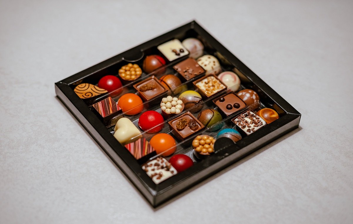 یک جعبه پر از شکلات ولنتاین با طراحی و دیزاین خاص