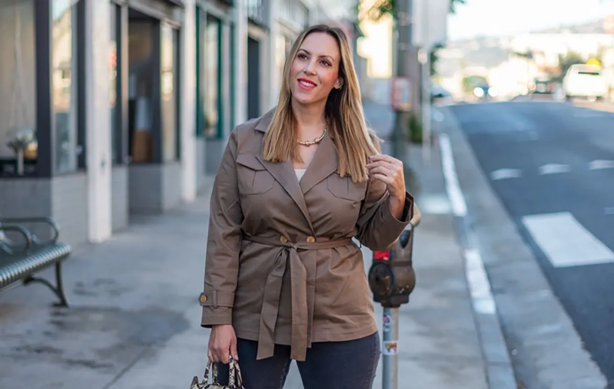 زن جوانی با کت سافاری