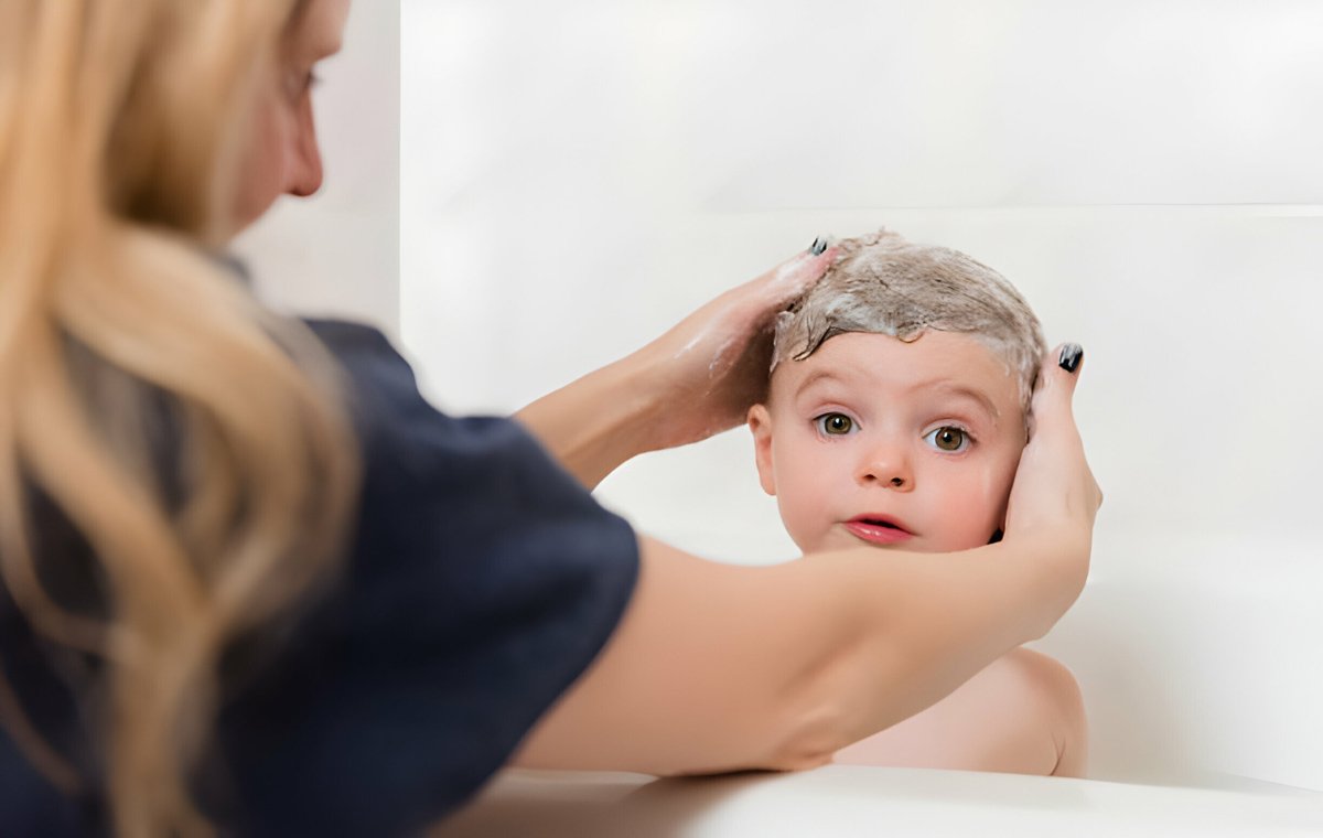 یک کودک داخل وان که مادر موهای او را با شامپو می‌شوید