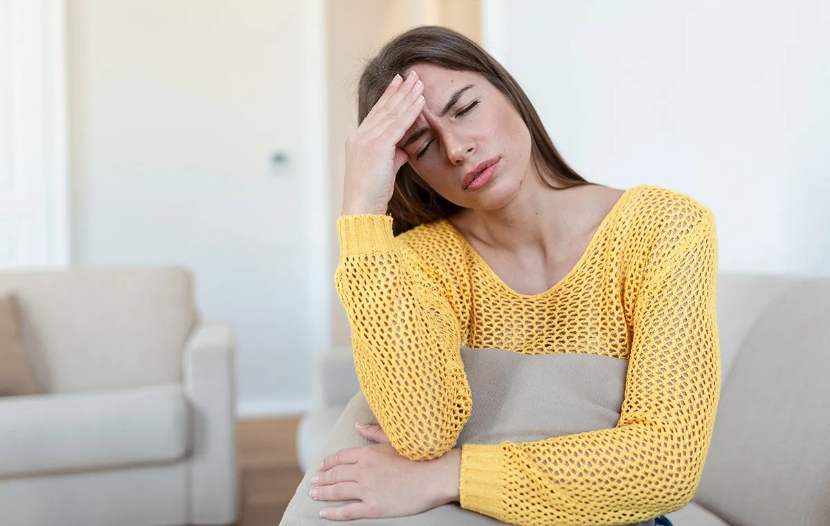 یک زن دچار سردرد 