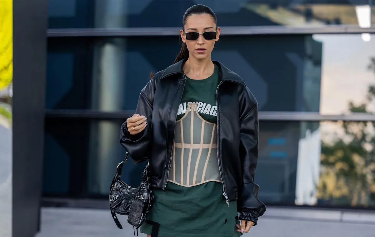 پوشیدن لباس‌های لایه‌لایه برای تیپ تامبوی