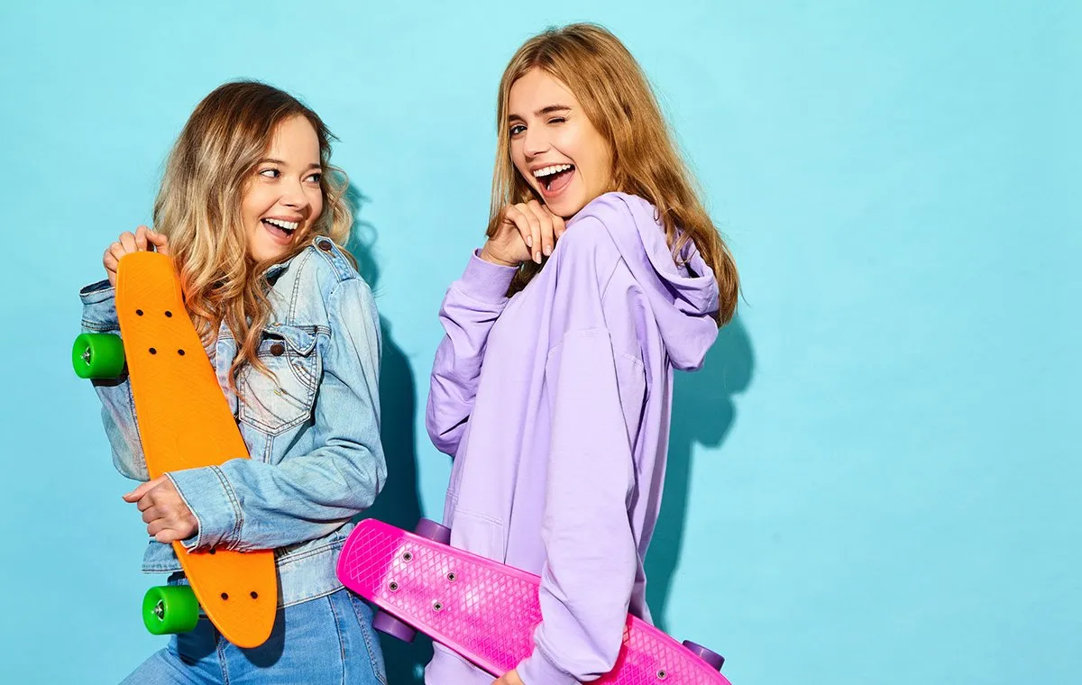 دختران نوجوان و اسکیت بوردشان