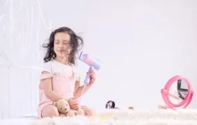 سشوار کشیدن مو کودک