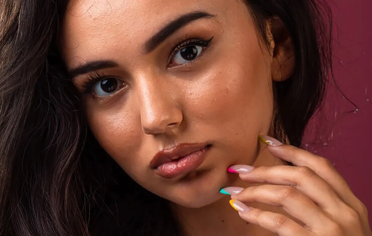 دختر جوانی با پوست سبزه