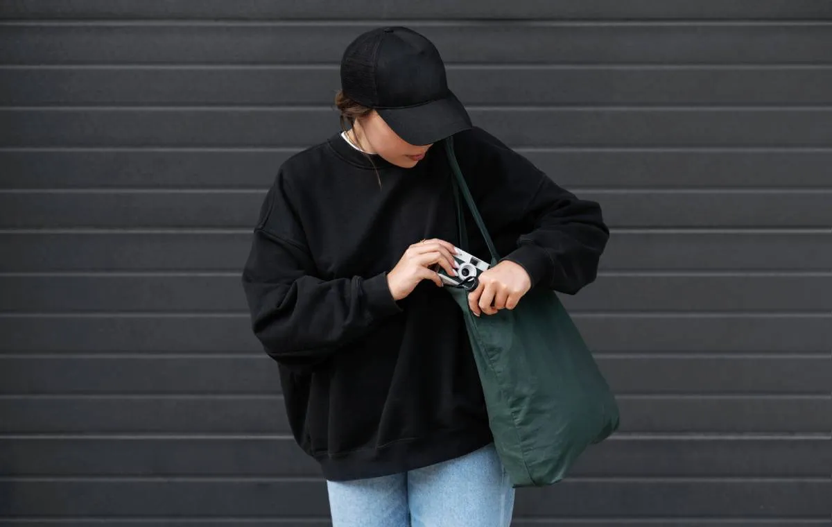 دختر جوانی با لباس اورسایز ساده