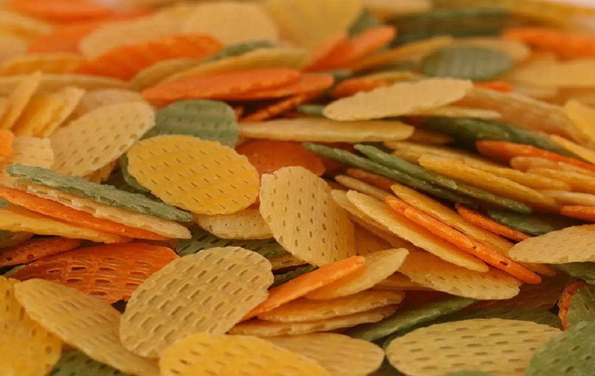 مقداری پفک هندی برای تماشای بازی فوتبال در تصویر است