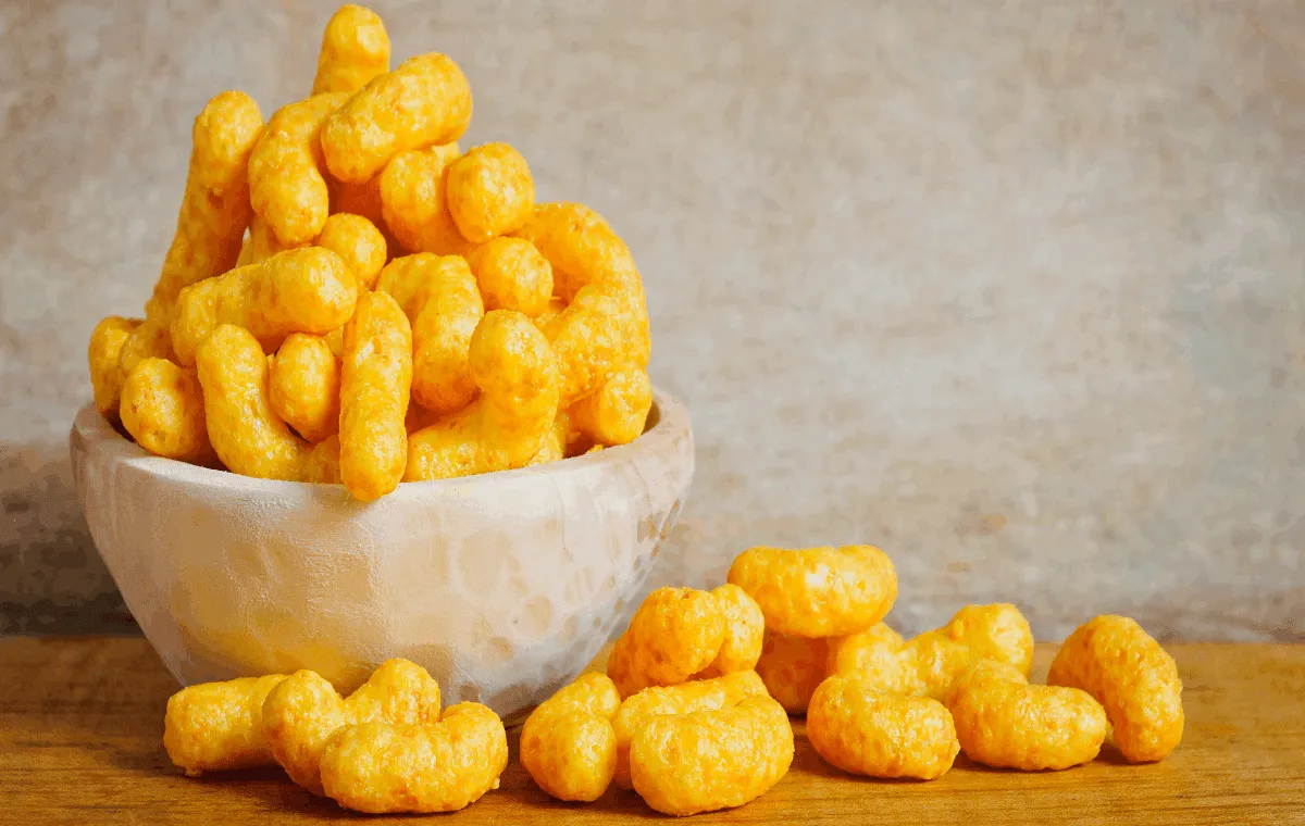 مقداری پفک برای تماشای بازی فوتبال در تصویر است