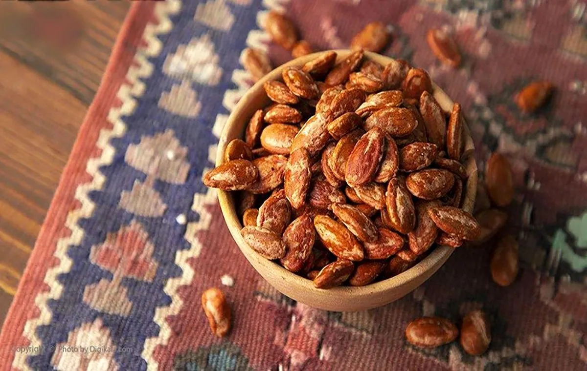 مقداری تخمه ژاپنی برای تماشای بازی فوتبال در تصویر است