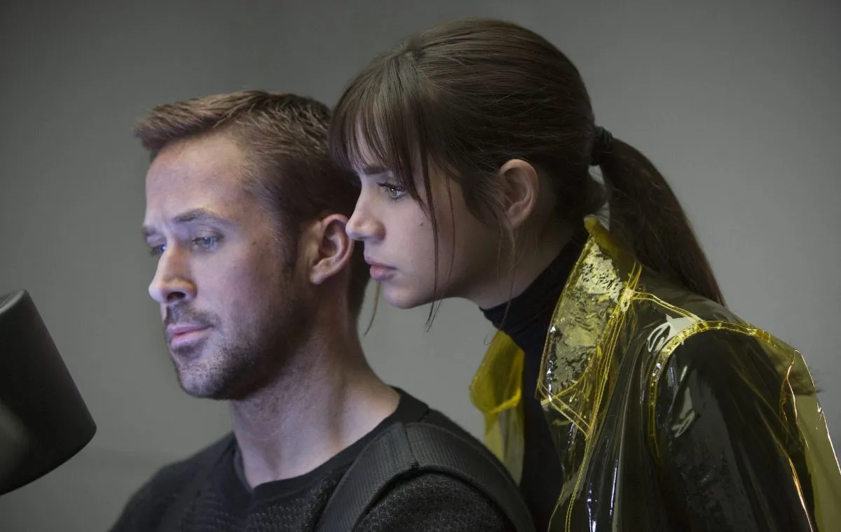 حضور ستارگان محبوبی چون رایان گاسلینگ و آنا دی‌ آرماس هم نتوانست «بلید رانر ۲۰۴۹» را نجات دهد. این فیلم از جمله فیلم‌های شکست‌خورده در باکس آفیس است که عدم فروش بالای آن، باعث غافلگیری شد.