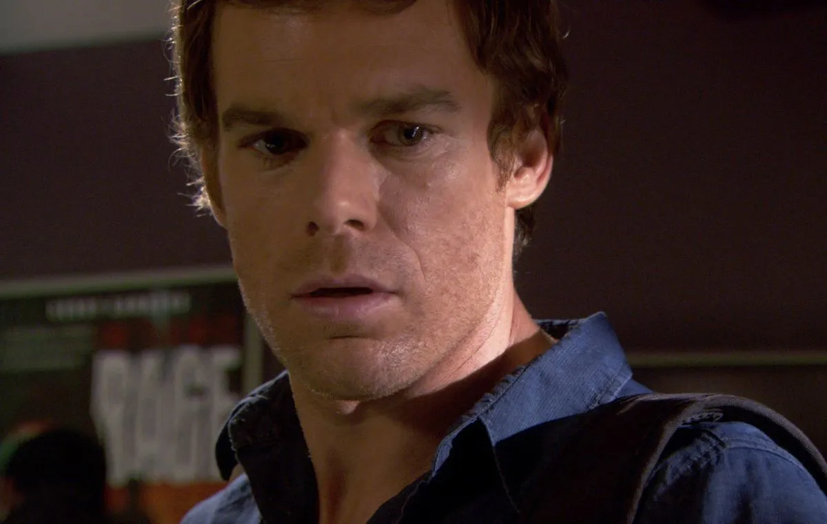 «دکستر» در مورد کنترل یک قاتل بالفطره بر تمایلات خود و هدایت این تمایلات به راه‌های دیگر است.