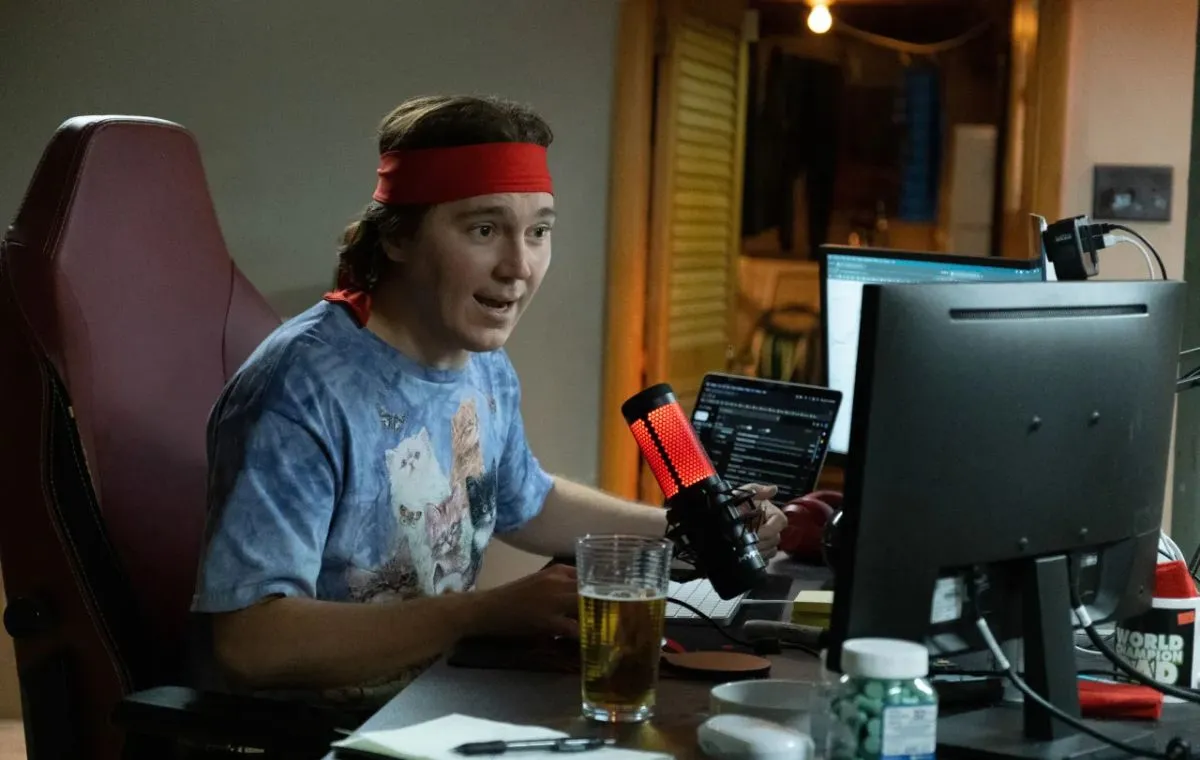 «پول احمقانه» با وجود ستارگان زیاد نتوانست به فروش بالایی برسد و از فیلم‌های شکست‌خورده باکس آفیس محسوب می‌شود.