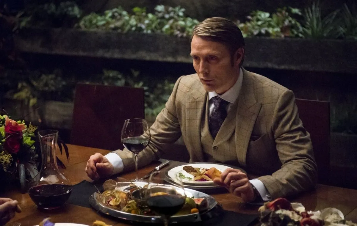 مدس میکلسن در «هانیبال» فراموش‌نشدنی است و پرتره‌ای جذاب از هانیبال لکتر را ترسیم می‌کند.