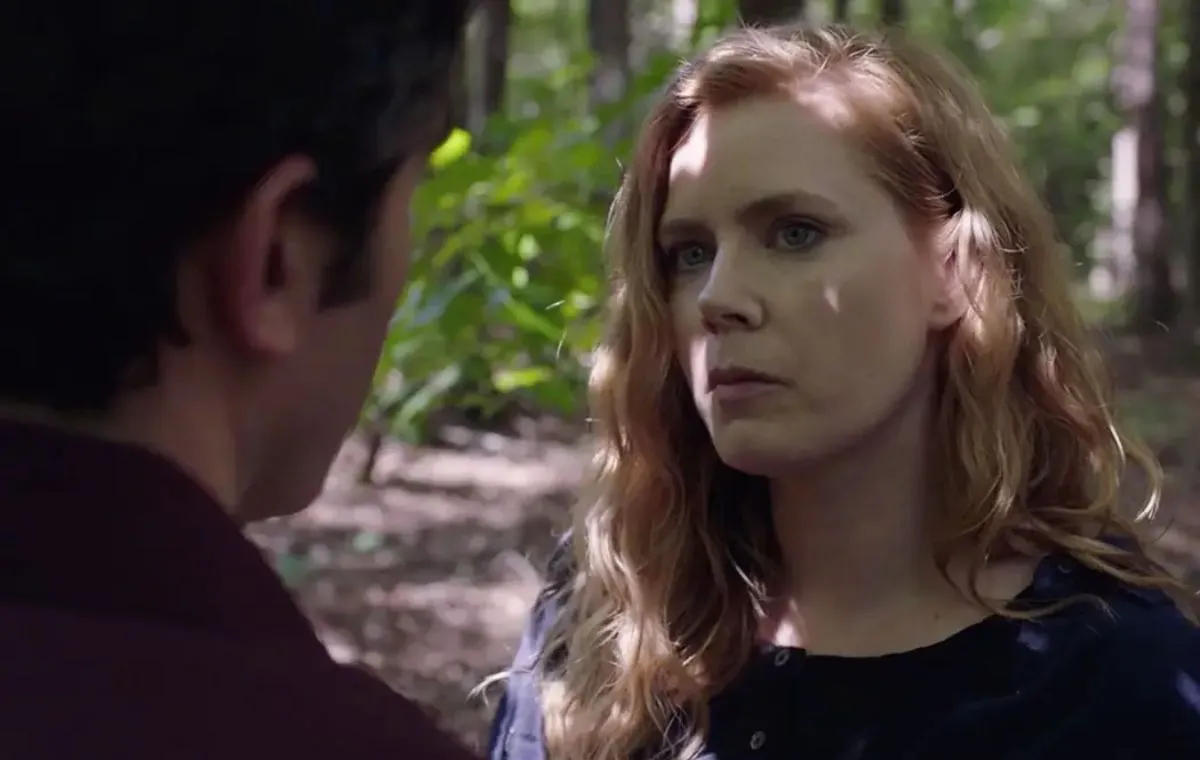 «اشیای تیز» با بازی درخشان ایمی آدامز، یکی از بهترین سریال‌های روانشناسی است.