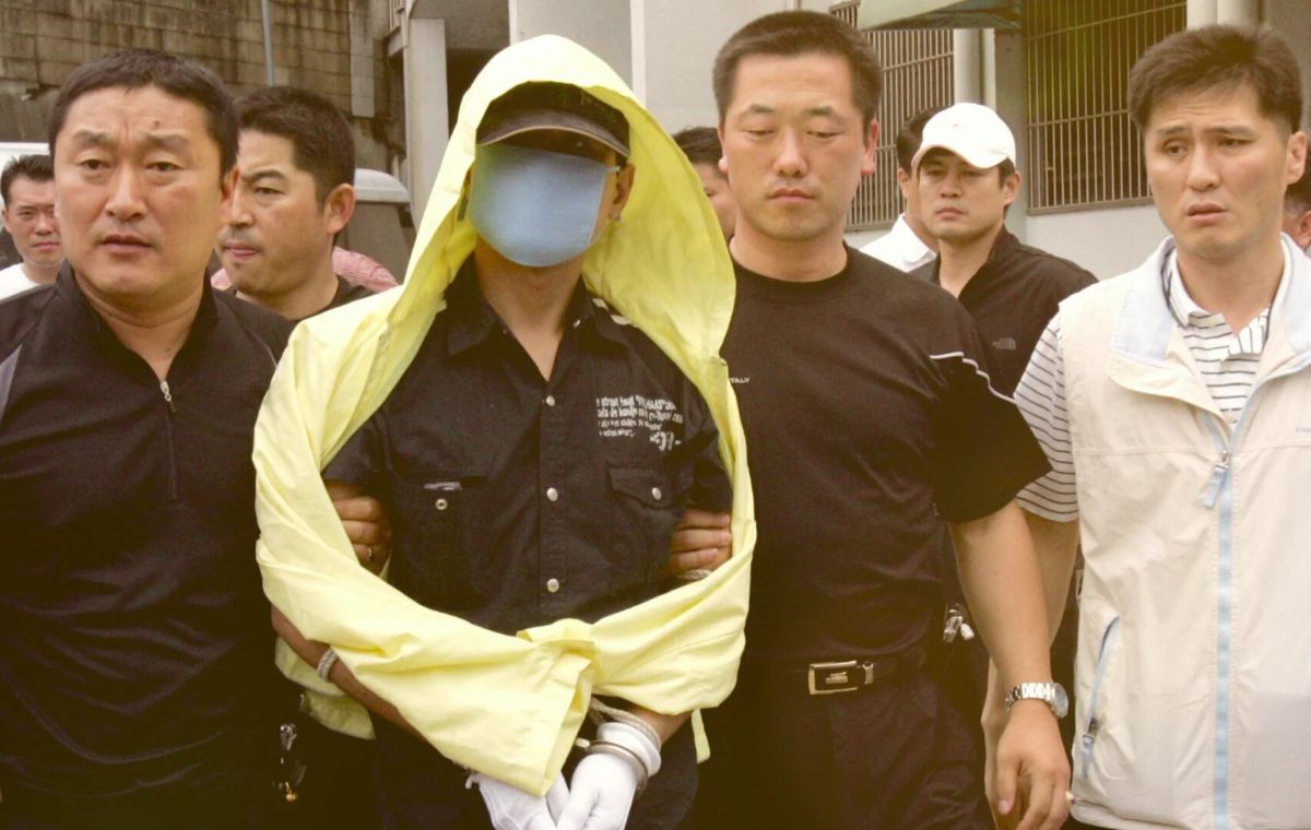 قاتل کت بارانی: تعقیب یک شکارچی در کره (The Raincoat Killer: Chasing A Predator In Korea)