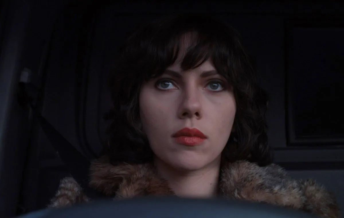 «زیر پوست» از فیلم‌های نادیده‌گرفته‌شده و شکست‌خورده اسکارلت جوهانسون در باکس آفیس است که از ارزش سینمایی بالایی برخوردار است.