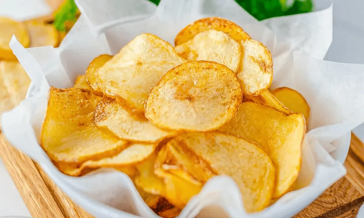 مقداری چیپس برای تماشای بازی فوتبال در تصویر است