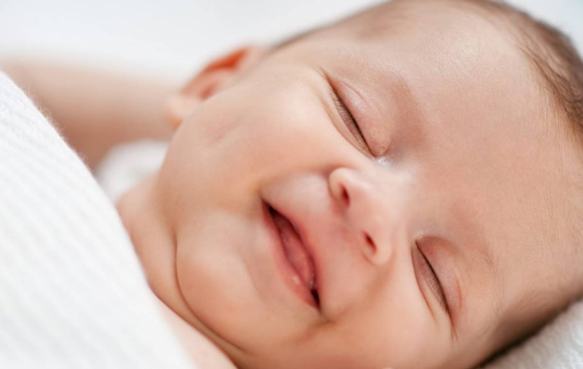 خندیدن نوزاد هنگام خواب