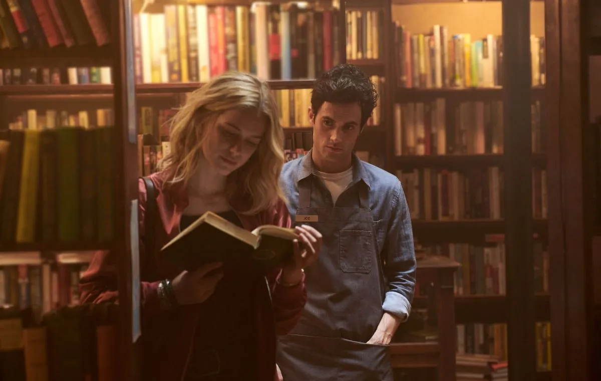 «تو» یکی از بهترین سریال‌های روانشناسی این فهرست است که سریالی طولانی محسوب می‌شود.