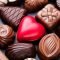 انواع شکلات همراه با یک شکلات قلبی قرمز