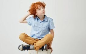 پسر نوجوانی با موهای قرمز